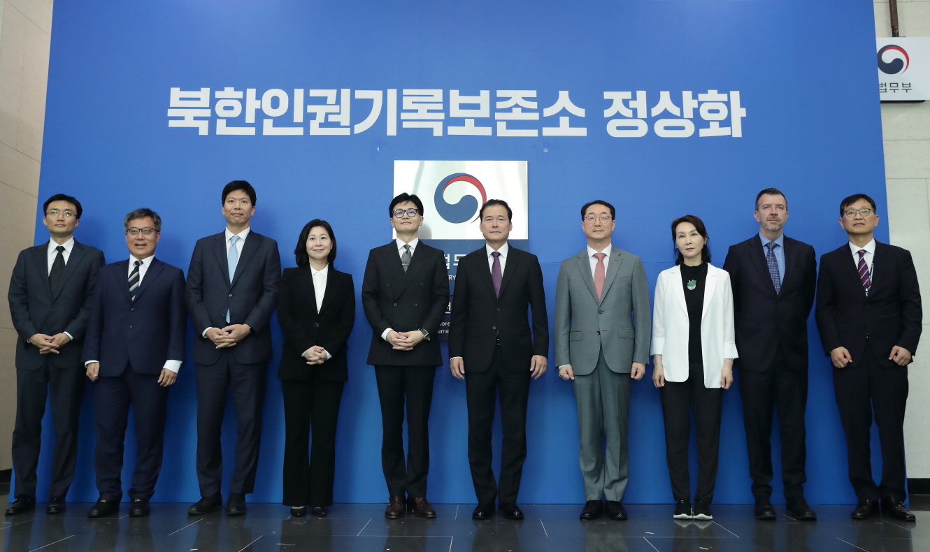 ｢북한인권기록보존소｣ 정상화를 위해 과천 청사로 환원하고, 현판식 개최 경기도 과천시 관문로 위치. 전자민원, 준법 운동, 여성포럼, 인권 광장.