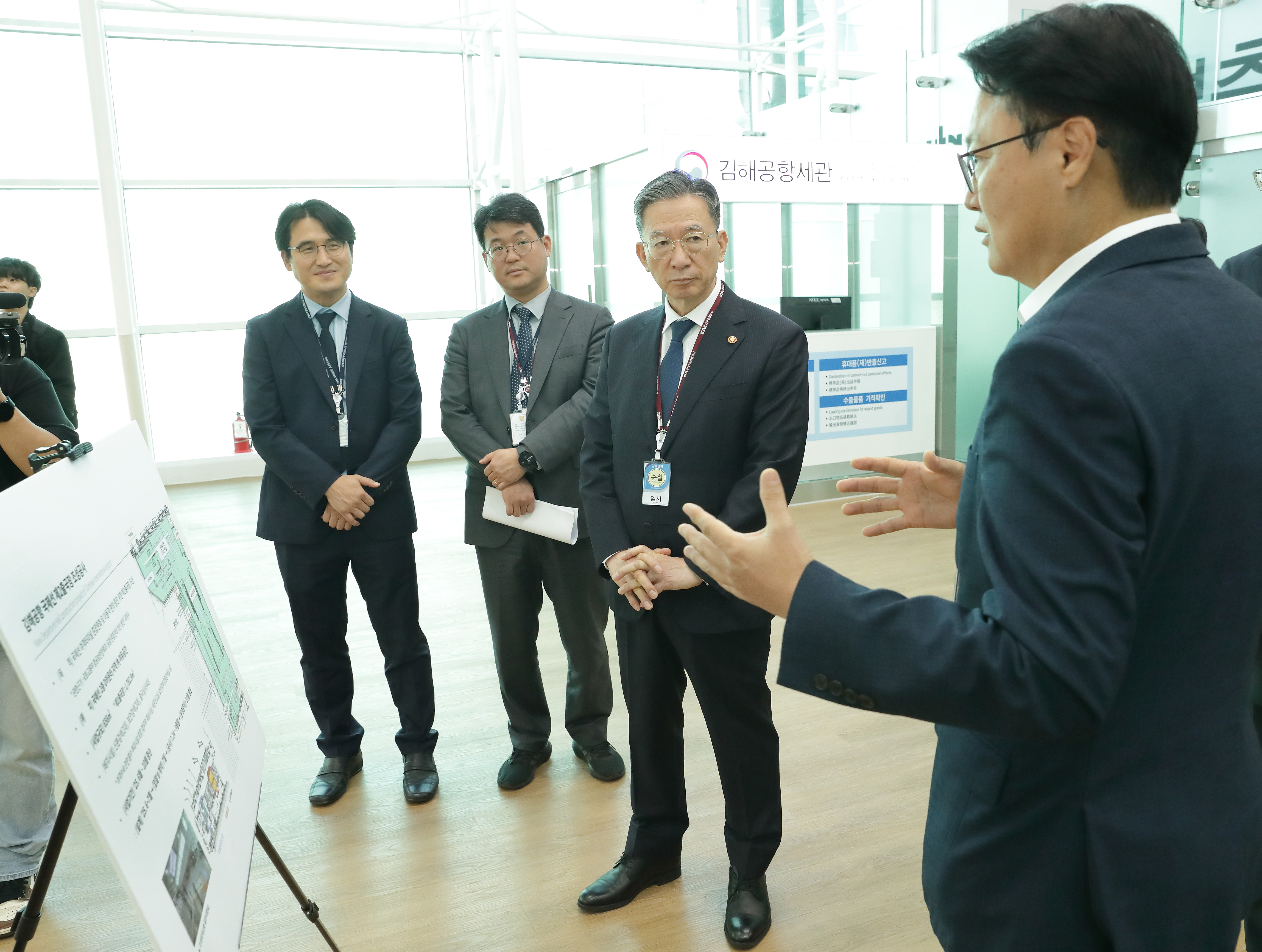&lt;APEC 대비 김해국제공항 출입국 심사 대책 및 시설 준비상황 점검&gt; 사진3.