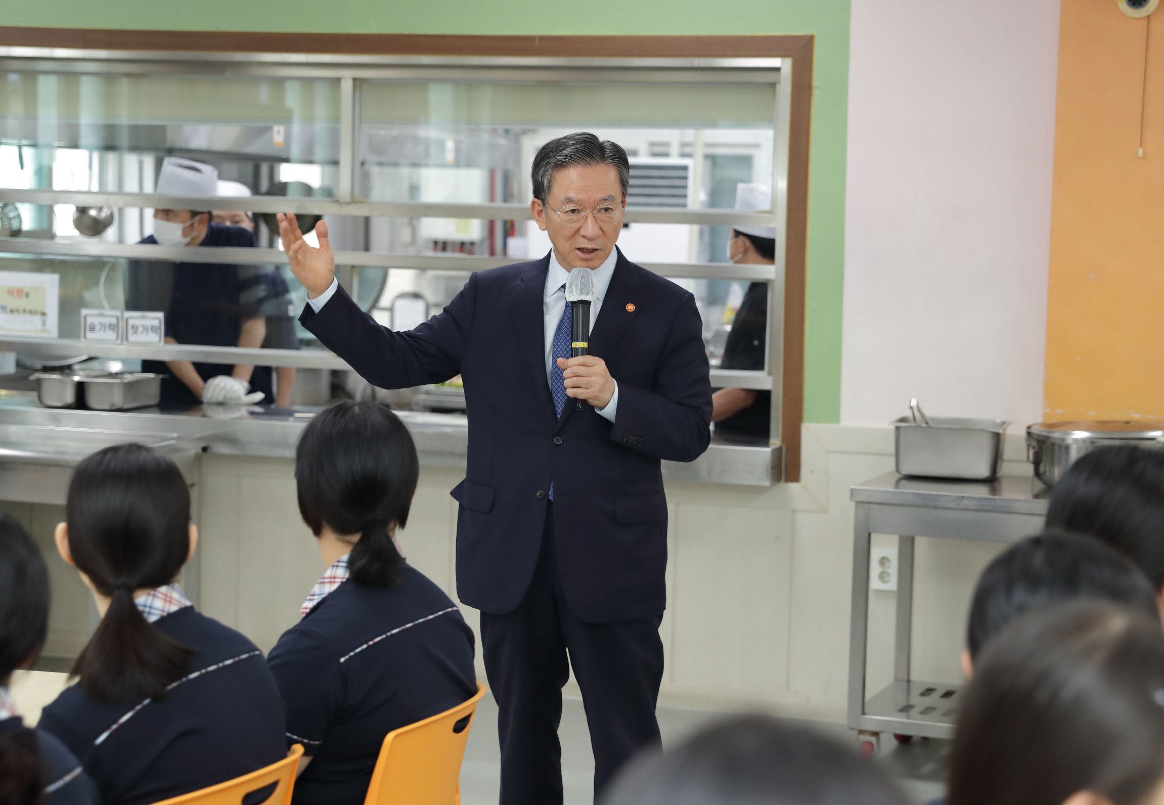 법무부장관이 안양소년원에 방문하여 이야기하고 있다. 사진1. 