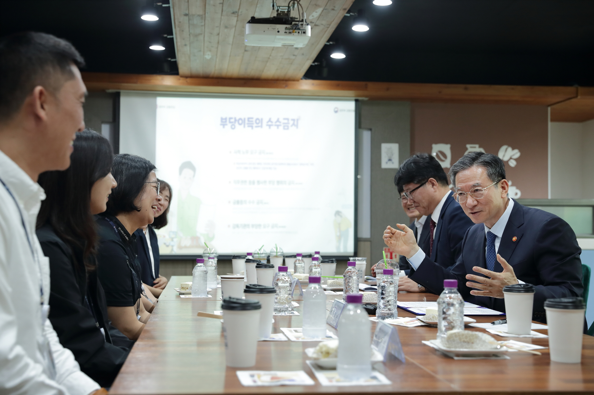 법무부장관이 안양소년원에 방문하여 이야기 나누고 있다.
