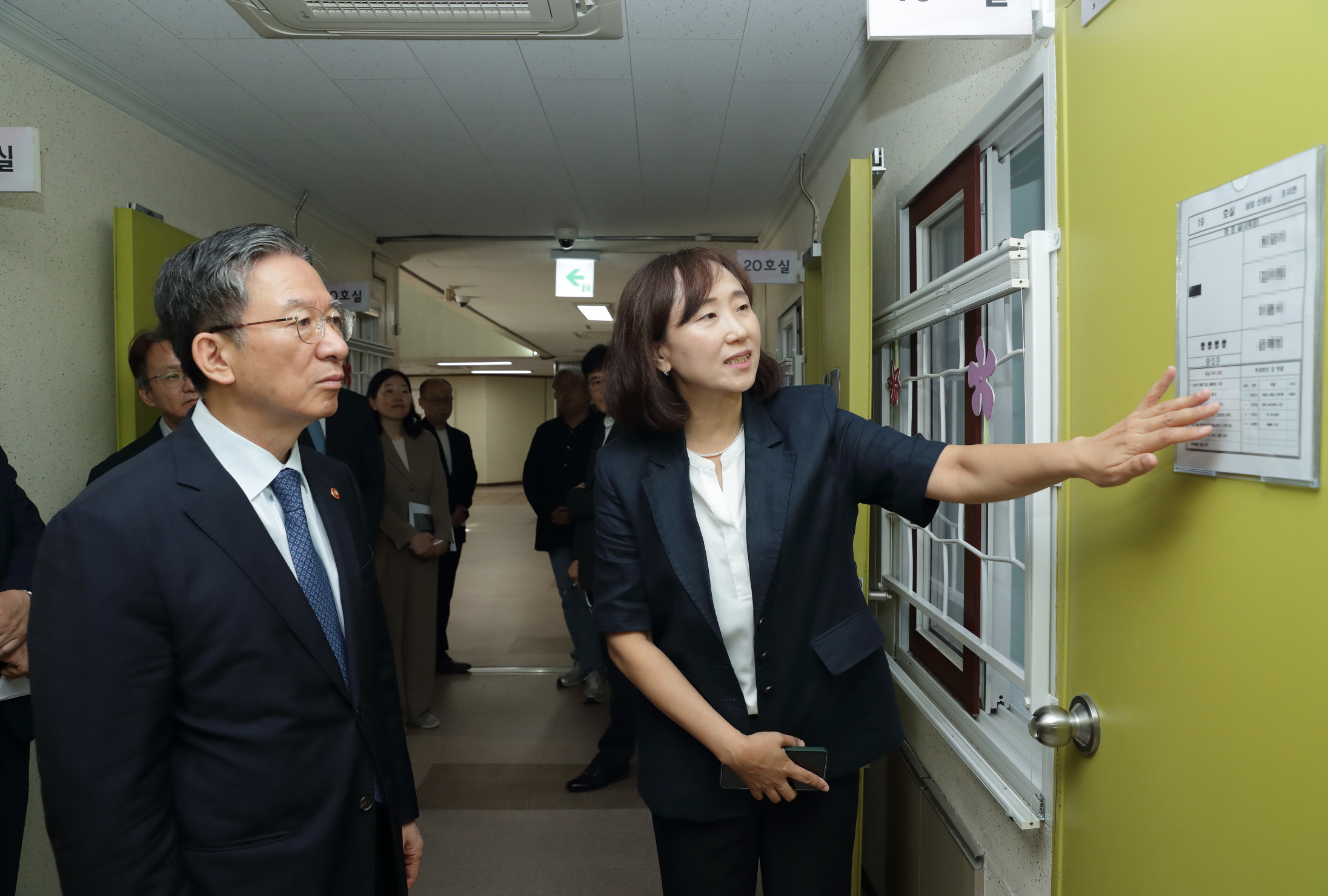 법무부장관이 안양소년원을 방문하여 내부 안내를 받고 있다. 사진4. 끝.