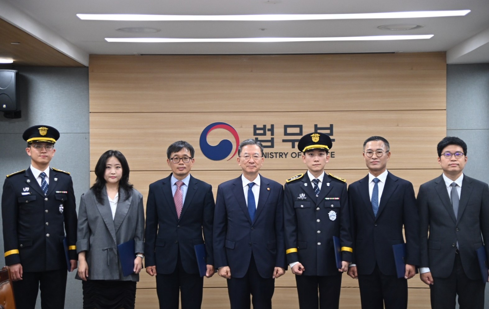 수해 복구 지원 유공자 및 적극행정 정부혁신 우수사례 수상자 표창 수여. 사진1.
